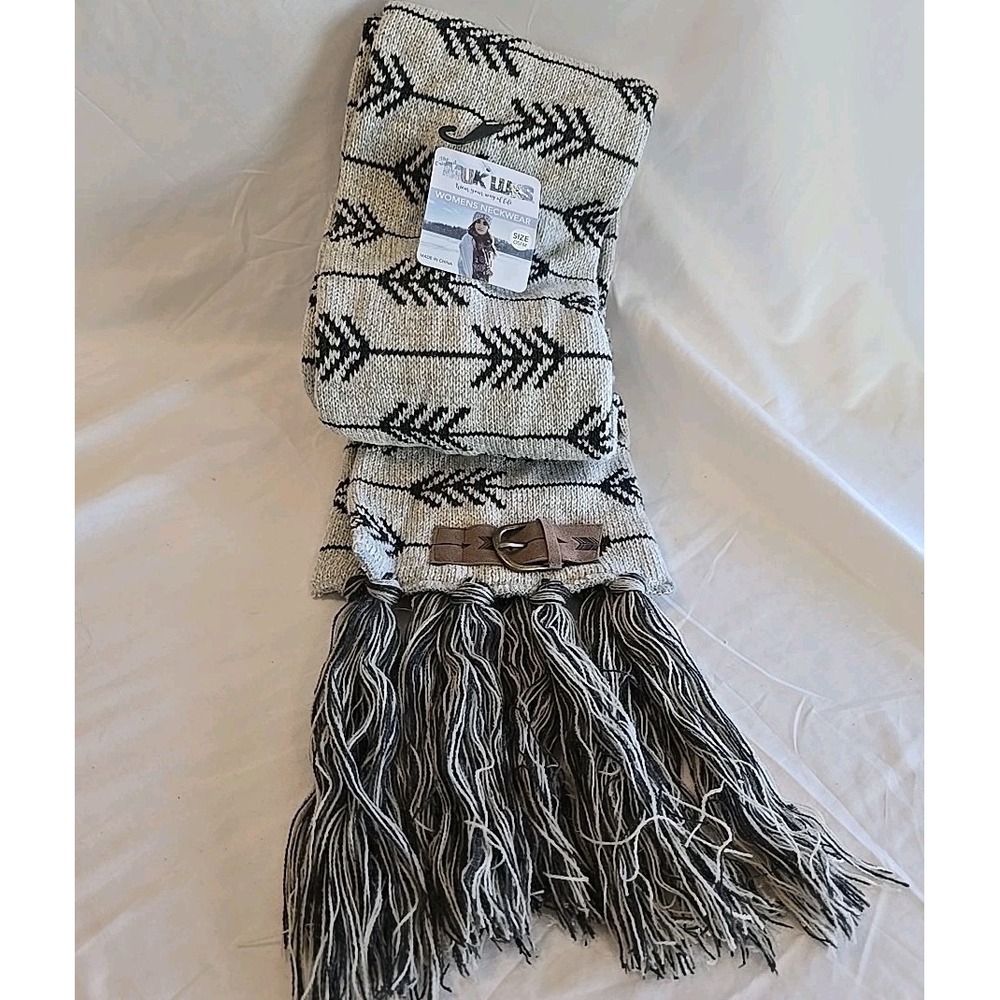 NWT MukLuks Women's Winter Scarf Oatmeal Color W/Arrows. Buckle Accent Fringe